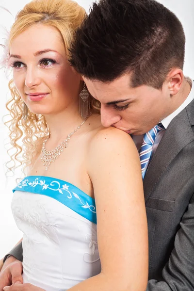 Niedliches Hochzeitspaar küsst — Stockfoto