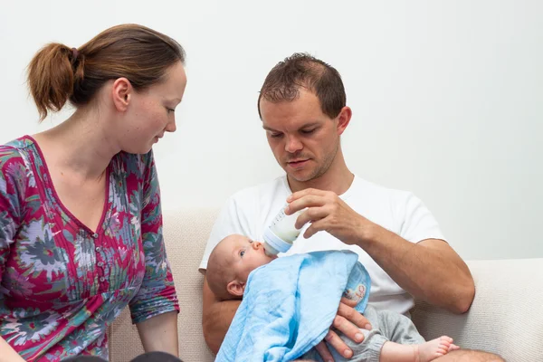 Eltern füttern Jungen — Stockfoto