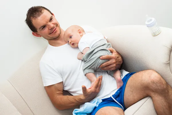 Uomo e bambino a casa — Foto Stock