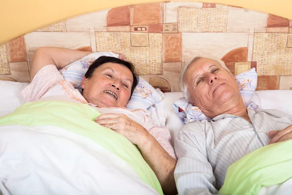 在床上快乐的老夫妇 — 图库照片
