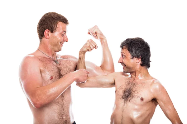 Grappige shirtless mannen vergelijken spieren — Stockfoto