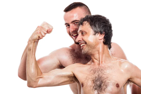 Grappige shirtless mannen vergelijken biceps — Stockfoto