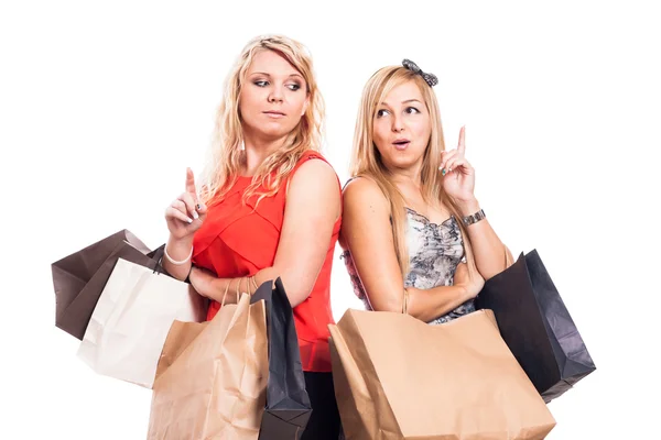 Meninas Pensivas compras e apontando para cima — Fotografia de Stock