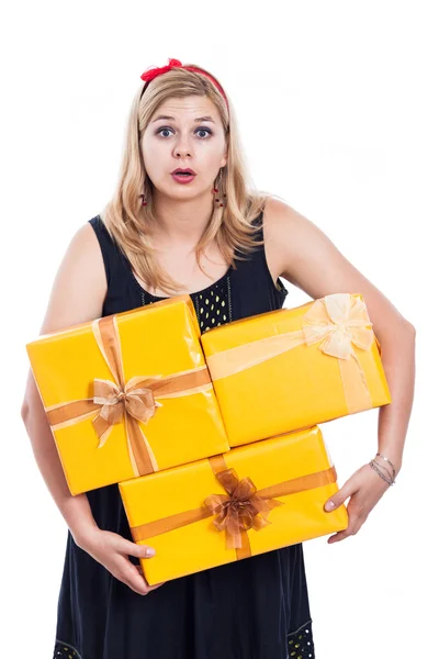 Mujer conmocionada llevando regalos —  Fotos de Stock