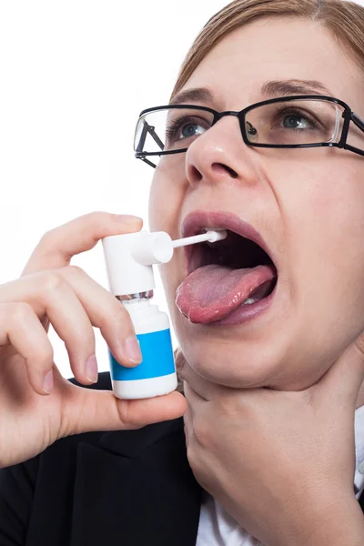 Kvinna med hals smärta använder oral spray — Stockfoto