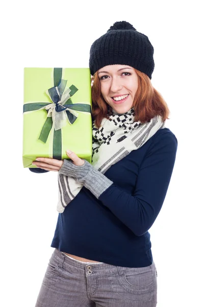 Екстатична зимова жінка з подарунком — стокове фото