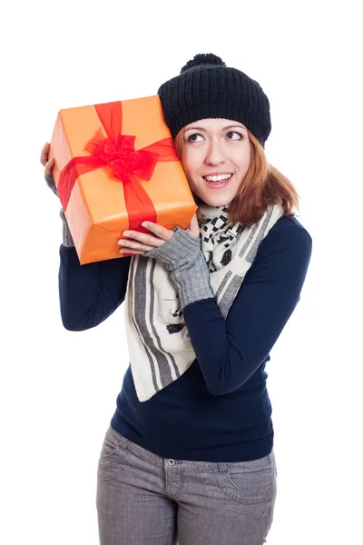 Glückliche neugierige Winterfrau mit Geschenk — Stockfoto