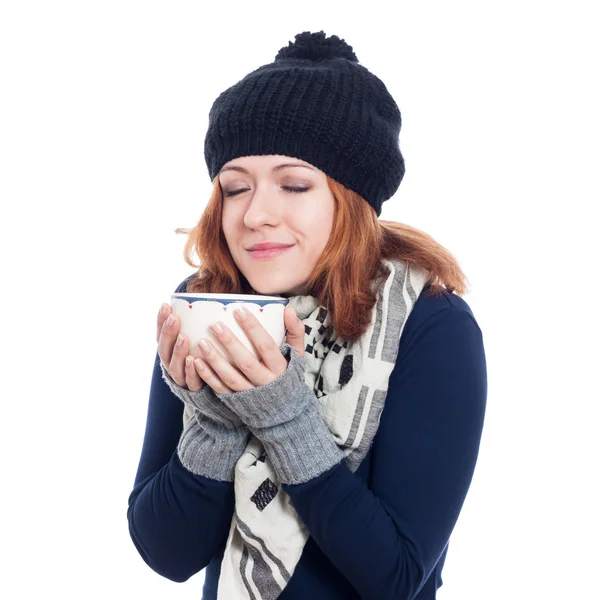 Зимова жінка насолоджується гарячим напоєм — стокове фото