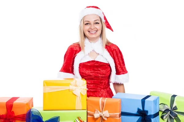 多くのプレゼントをクリスマス女性の笑みを浮かべてください。 — ストック写真