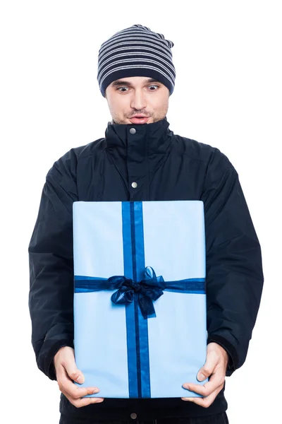 Uomo sorpreso con grande regalo — Foto Stock