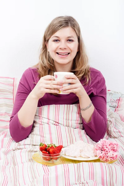 Gelukkig mooie vrouw met kop koffie — Stockfoto