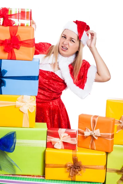 Nervöse Weihnachtsfrau mit Geschenken — Stockfoto