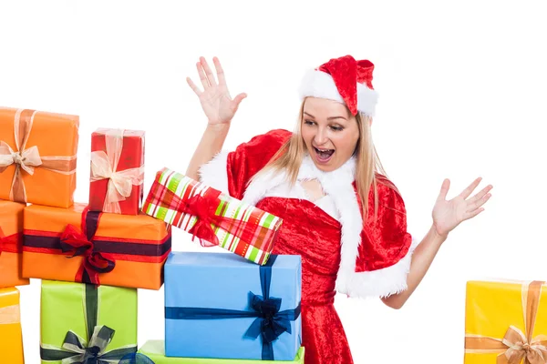 Mulher de Natal surpreso olhando para presentes — Fotografia de Stock