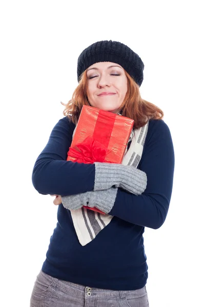 Tevreden winter vrouw met cadeau — Stockfoto