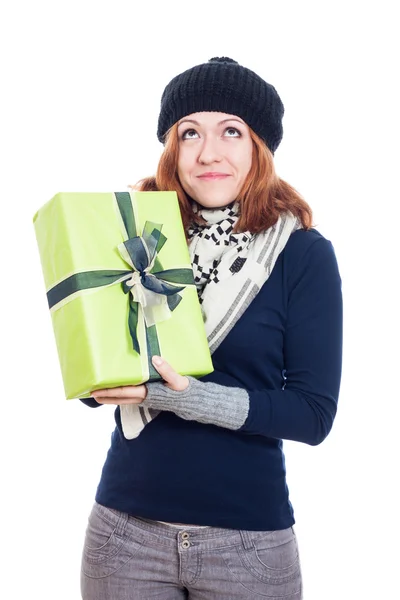 Радостная зимняя женщина с подарком — стоковое фото