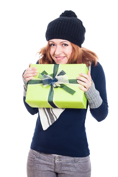 Mulher de inverno feliz com presente — Fotografia de Stock