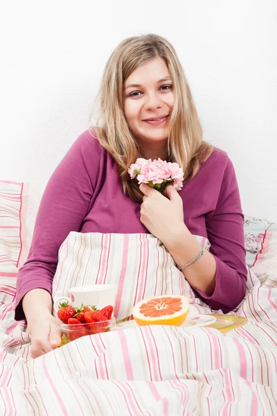 Verheugd vrouw met romantisch ontbijt — Stockfoto