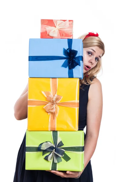 Femme surprise avec des cadeaux — Photo