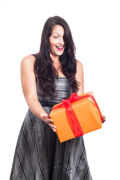 Překvapen žena s dárek — Stock fotografie
