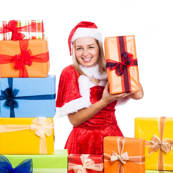 Mulher de Natal alegre com presentes — Fotografia de Stock