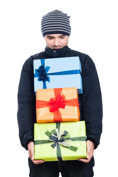 Homem satisfeito olhando para presentes — Fotografia de Stock