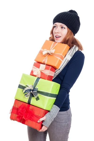 Förvånad kvinna som bär många julklappar — Stockfoto