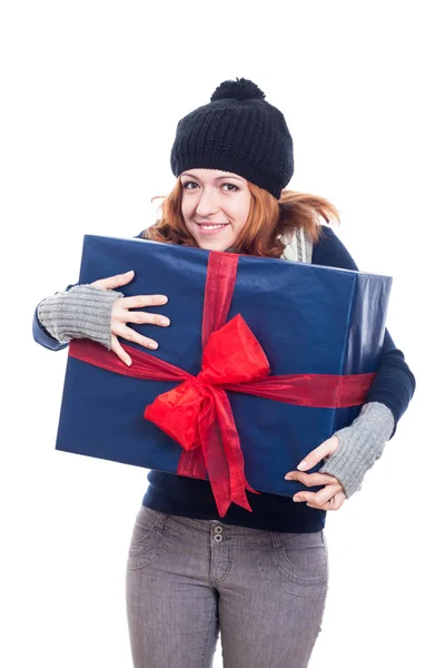 Veselá žena s velký dárek — Stock fotografie