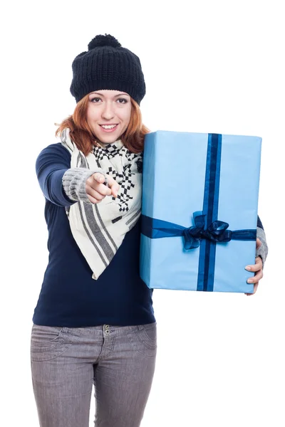 Mulher feliz com grande presente apontando — Fotografia de Stock