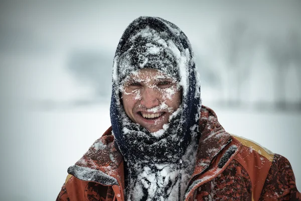 Glücklicher Mann im Schnee — Stockfoto