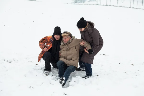 Acidente de neve sênior e pessoas ajudando — Fotografia de Stock
