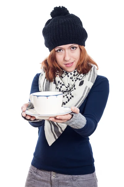 Mujer de invierno sosteniendo taza de té o café — Foto de Stock