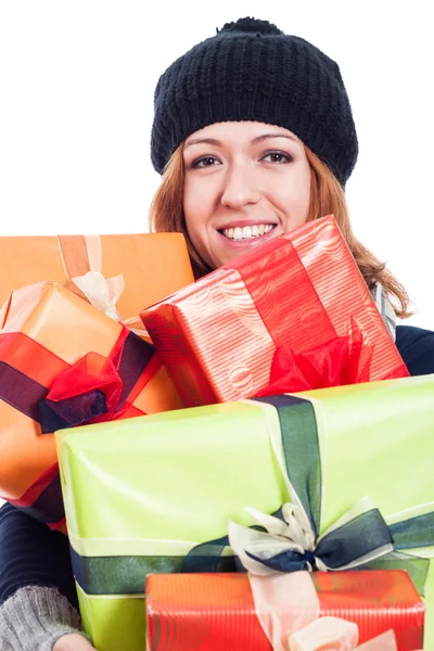 Mulher sorridente com muitos presentes — Fotografia de Stock