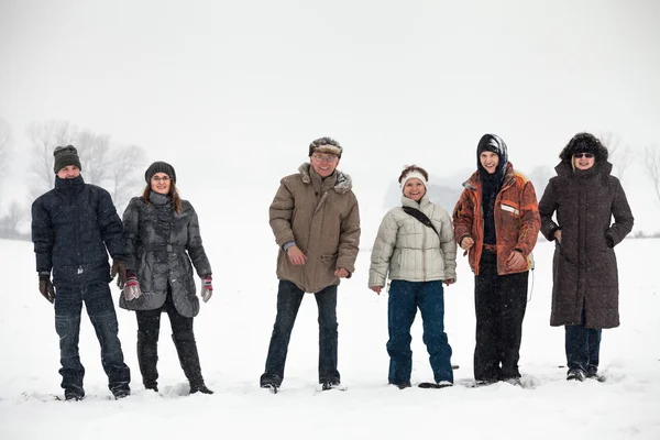 Mensen genieten van de winter en de sneeuw — Stockfoto