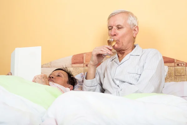 Старшеклассники пьют алкоголь в постели — стоковое фото