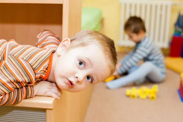 Bambino curioso — Foto Stock