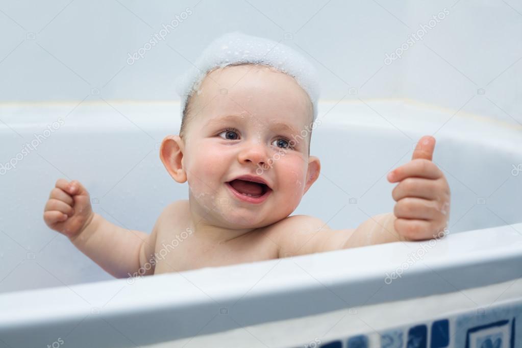 Bebe Garcon Heureux Dans Le Bain Montrant Pouce Vers Le Haut Image Libre De Droit Par Janmika C Bebe Garcon Heureux Dans Le Bain Montrant Pouce Vers Le Haut Image Libre De Droit Par Janmika C
