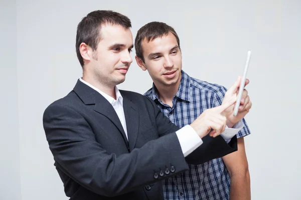 Mensen uit het bedrijfsleven met digitale tablet — Stockfoto