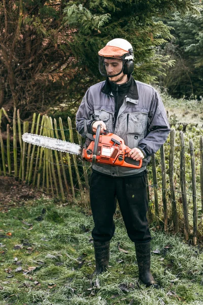 Profi-Gärtner mit Motorsäge — Stockfoto