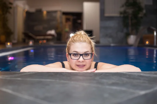 Mulher na piscina — Fotografia de Stock