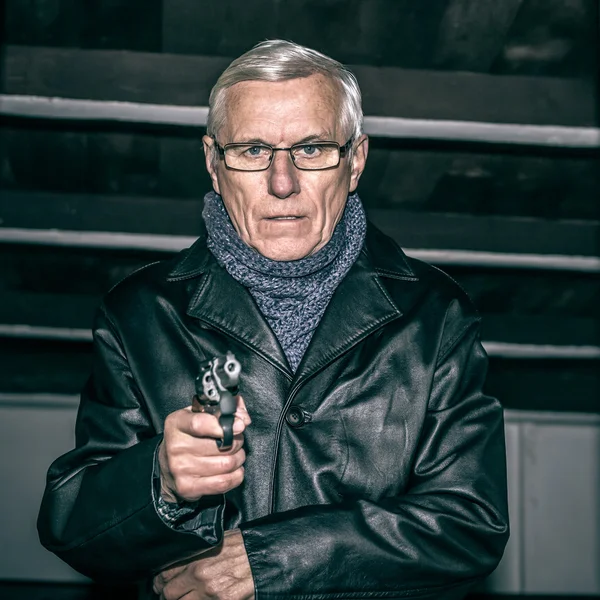 Uomo anziano che punta una pistola — Foto Stock