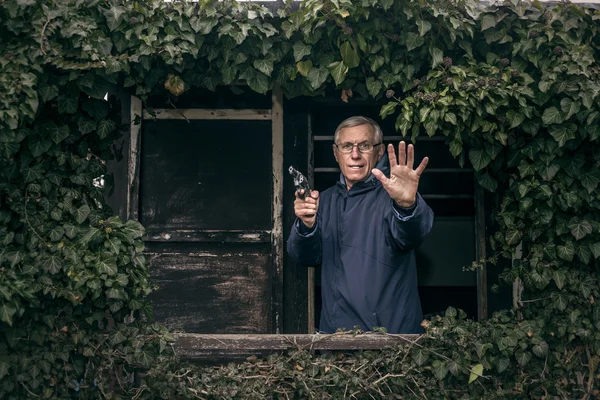 Hombre mayor con un arma protegiendo la propiedad —  Fotos de Stock
