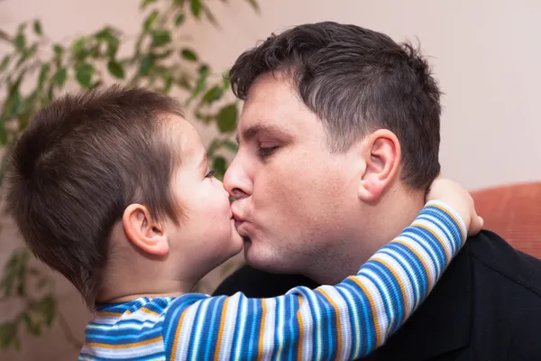 Pai beijando seu filho menino — Fotografia de Stock