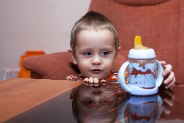 Kind jongen en drankje fles — Stockfoto