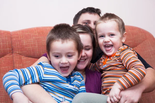 Diversão familiar feliz em casa — Fotografia de Stock