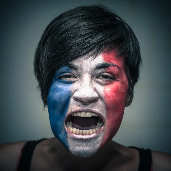 Mujer enojada con bandera de Francia pintada en la cara — Foto de Stock