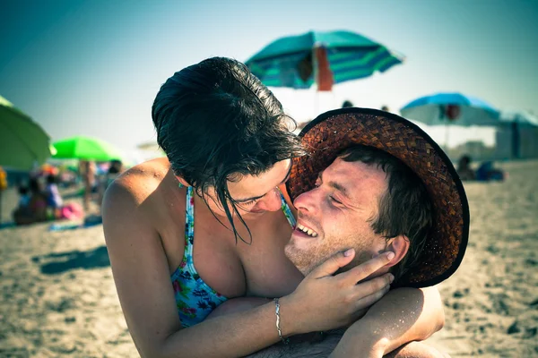 Glada älskare på stranden — Stockfoto