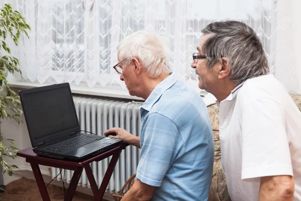 Senioren lernen am Computer — Stockfoto