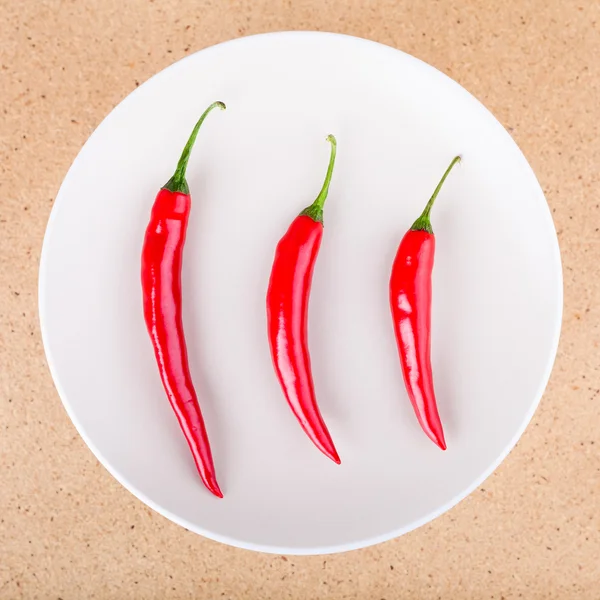 Tre peperoncini freschi sul piatto — Foto Stock