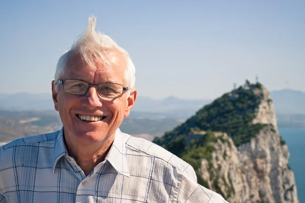 Senior man toeristische op de rots van gibraltar — Stockfoto