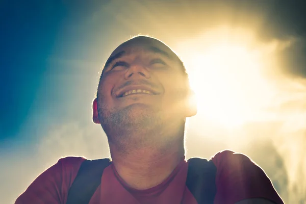 Smiling man over sunny sky — Stock Photo, Image